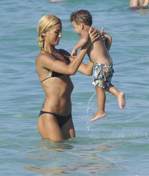 Halk plajının yıldızları; Çağla Şıkel ve Emre Altuğ