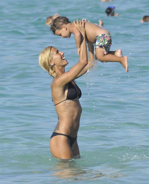 Halk plajının yıldızları; Çağla Şıkel ve Emre Altuğ