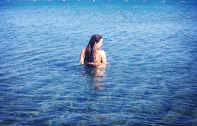 Azra Akın da tatilde!