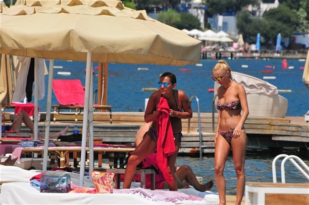 Demet Akalın'dan bikini şov!