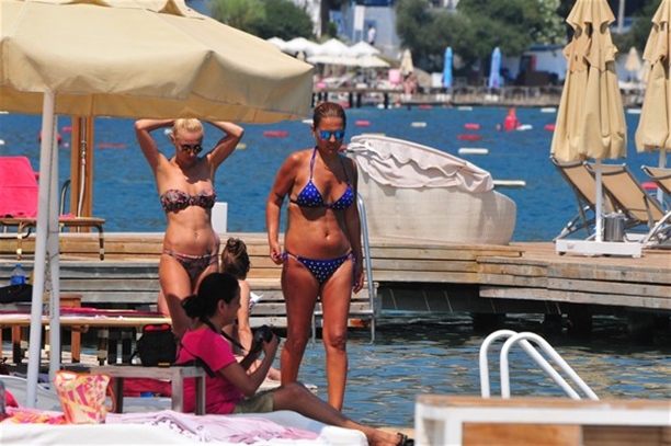 Demet Akalın'dan bikini şov!