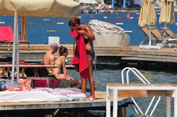Demet Akalın'dan bikini şov!