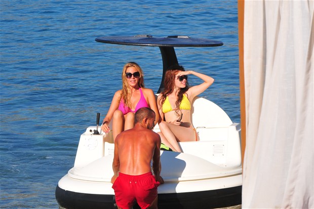 Güzel Köylülerden Deniz selfie’si