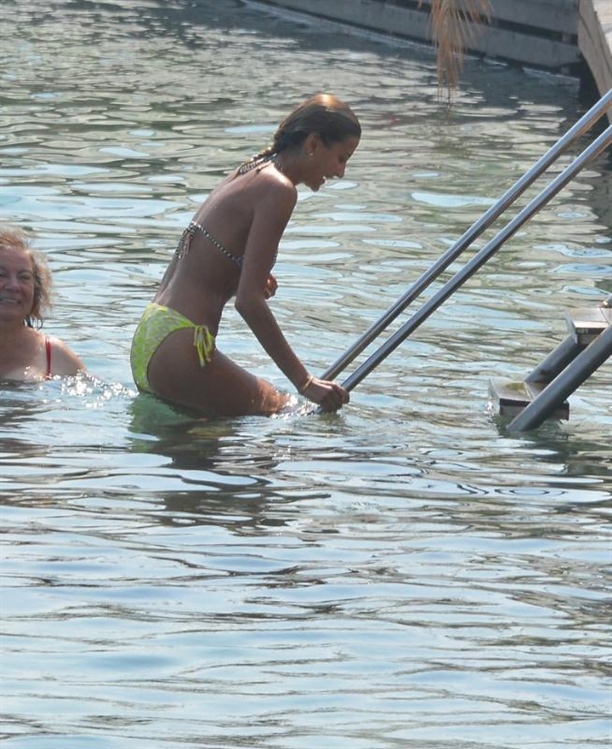 Özge Ulusoy yalnız başına tatilde!