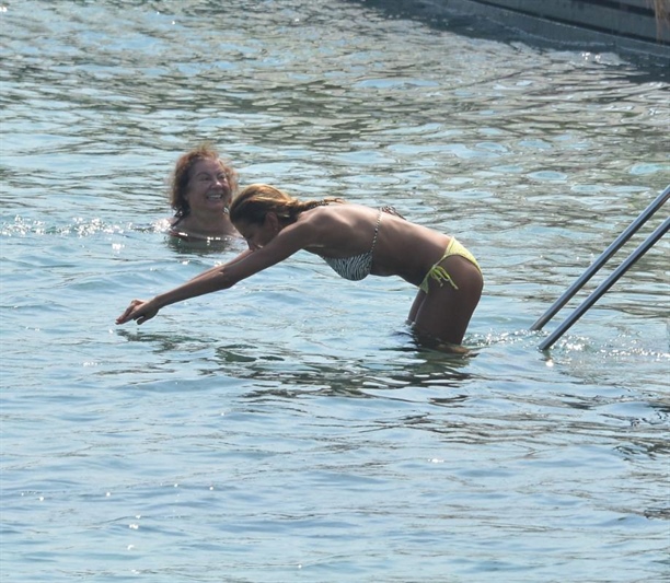 Özge Ulusoy yalnız başına tatilde!