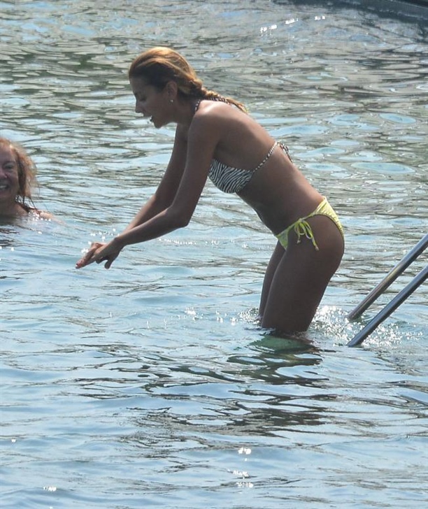 Özge Ulusoy yalnız başına tatilde!