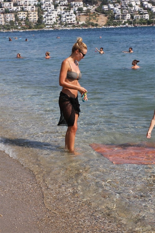 Gamze Özçelik oğluyla tatilde!