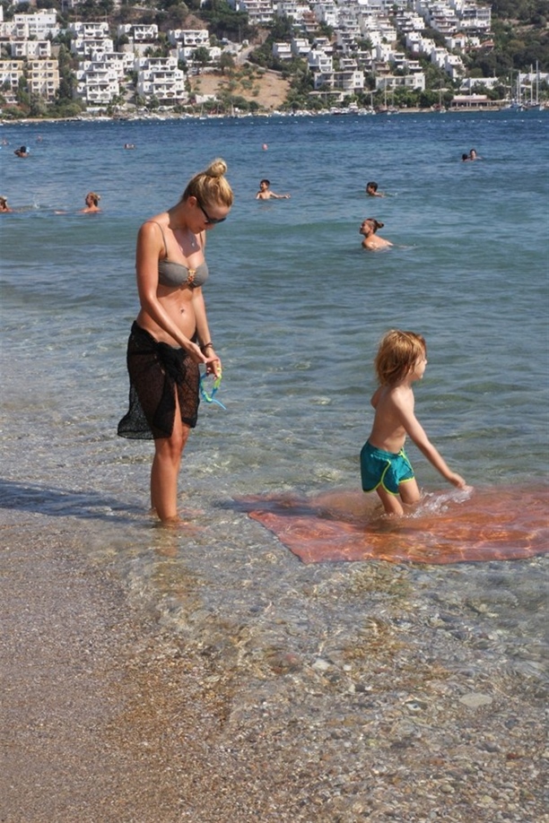 Gamze Özçelik oğluyla tatilde!