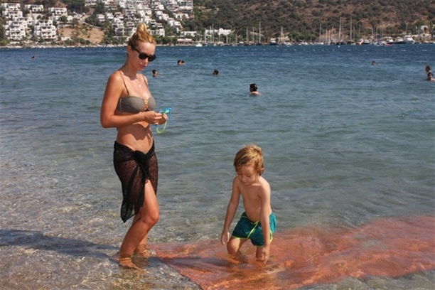 Gamze Özçelik oğluyla tatilde!