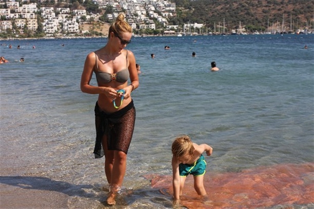 Gamze Özçelik oğluyla tatilde!