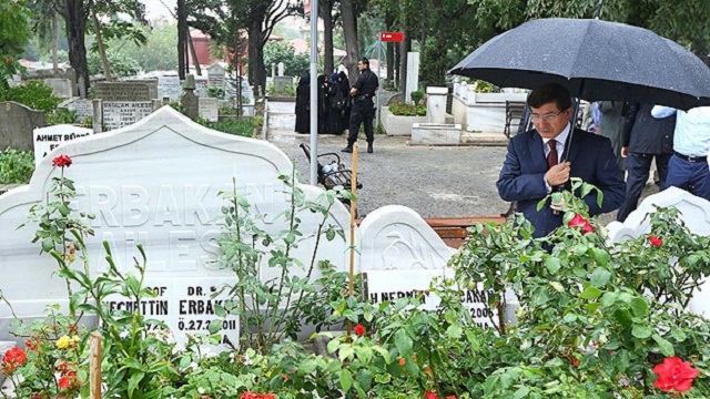 Davutoğlu eski başbakanların kabirlerini ziyaret etti
