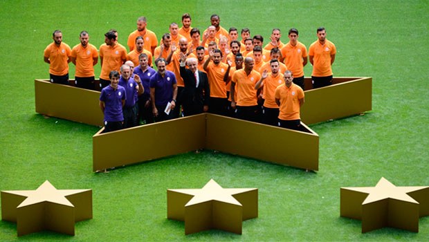 Galatasaray'dan bir tuhaf tören.. 4 yıldız mı, kek kalıbı mı?
