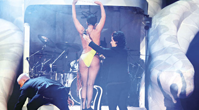Gaga, başını örtüp alışverişe çıktı
