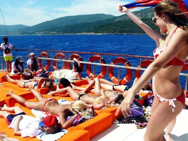 Güzeller Bodrum'u ısıttı