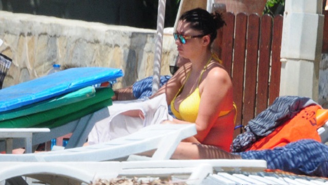 Nurgül Yeşilçay bikini sezonunu açtı