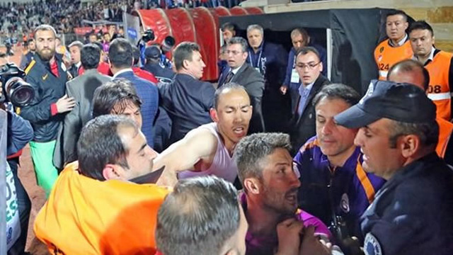 Maç bitti, saha karıştı! Bu hakem bir daha...