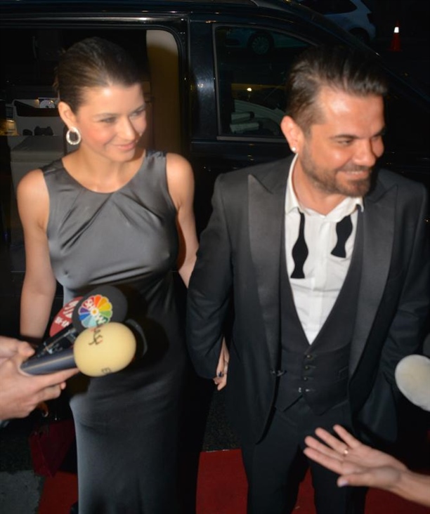 Beren Saat de 'sütyen takmama' modasına uydu