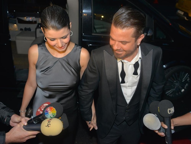 Beren Saat de 'sütyen takmama' modasına uydu