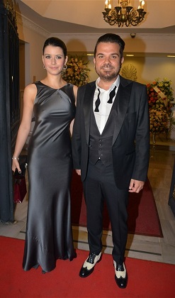 Beren Saat de 'sütyen takmama' modasına uydu