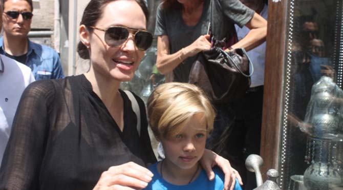 Angelina Jolie Mardin’de el öptürdü