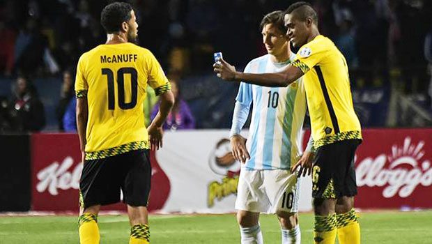 Jamaikalı oyuncu Lionel Messi ile sahada selfie çekti