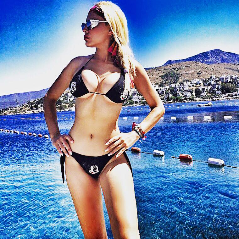 Esra - Ceyda Kardeşler Tatilde