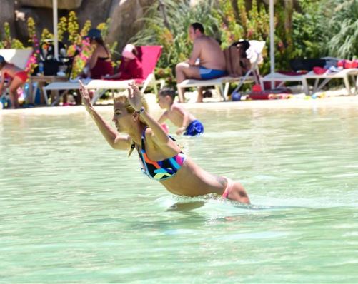 Çağla Şikel Tatilde