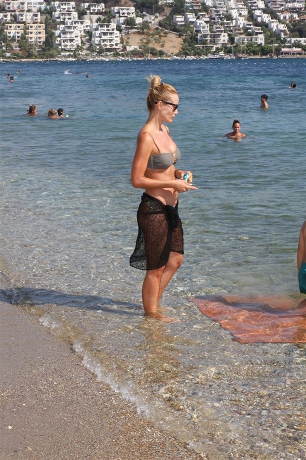 Gamze Özçelik Bikinili