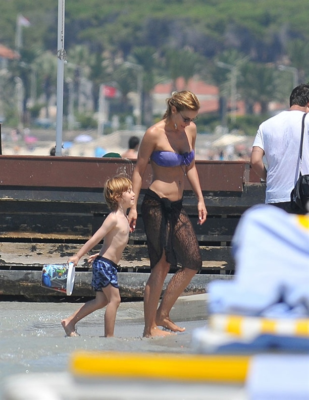 Gamze Özçelik Bikinili