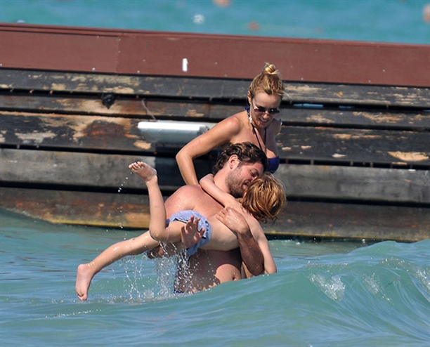 Gamze Özçelik Bikinili