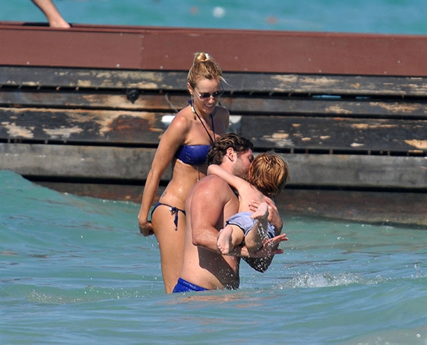 Gamze Özçelik Bikinili