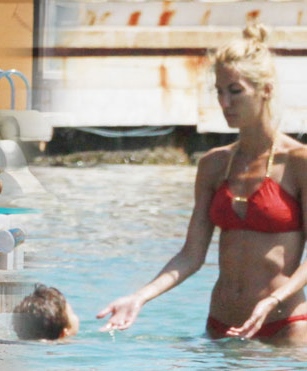 Çağla Şikel Bikinili