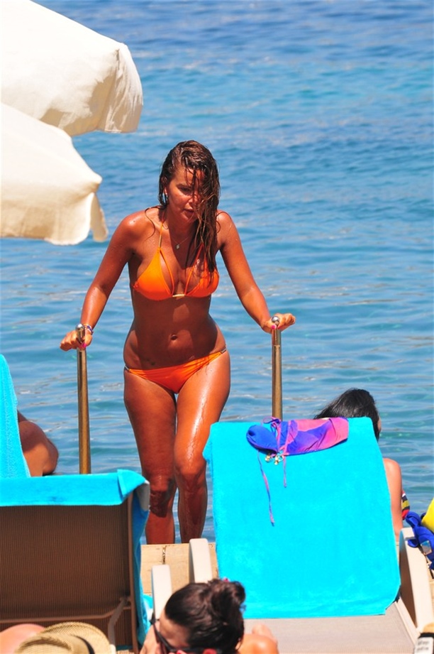 Özlem Yıldız Bikinili