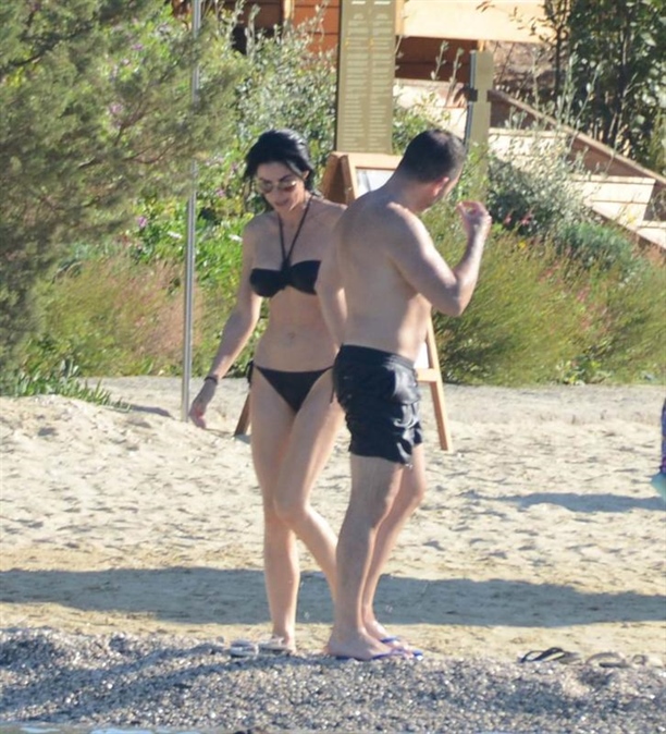 Defne Samyeli Bikinili