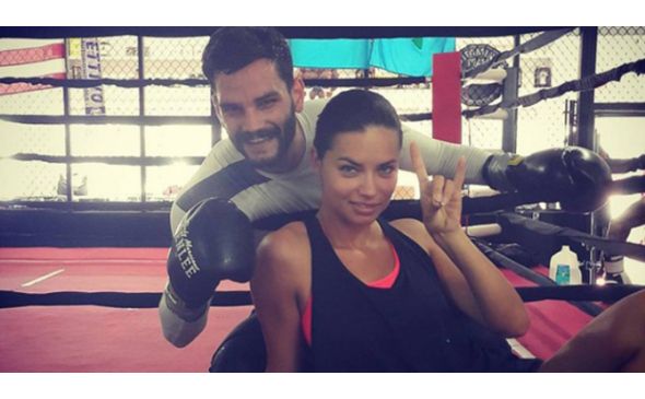 Adriana Lima bozkurt işareti yapınca...