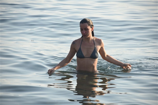 Yıldız Asyalı Bikinili