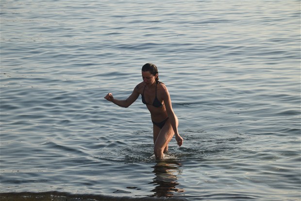 Yıldız Asyalı Bikinili