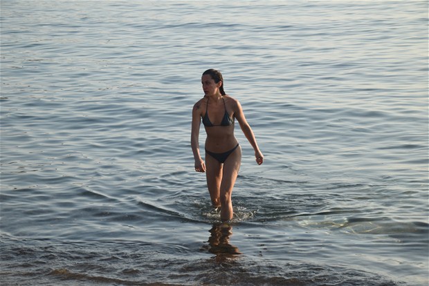 Yıldız Asyalı Bikinili