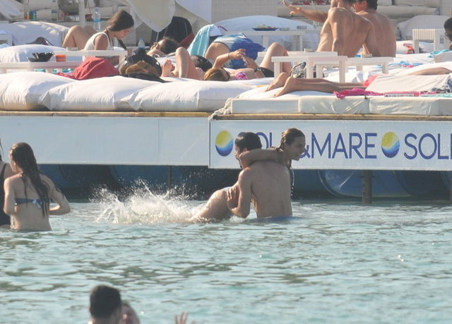 Özlem Yılmaz Bikinili