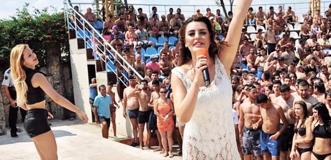Sıcağın altında izdiham yarattı