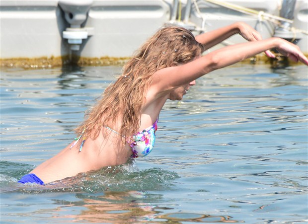 Melike Öcalan Bikinili
