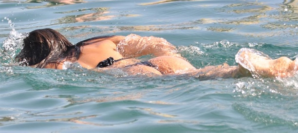Nilüfer Gürbüz Bikinili
