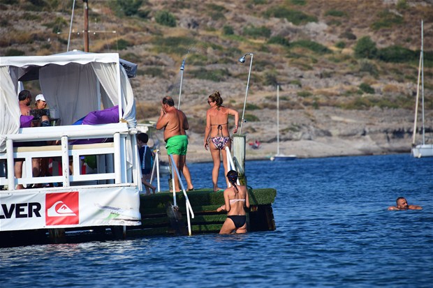 Özge Özberk Bikinili