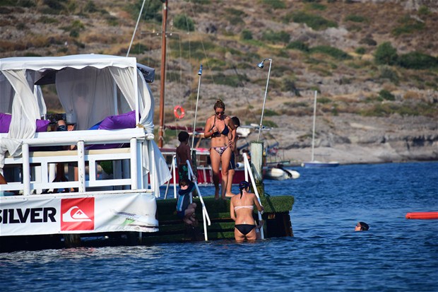 Özge Özberk Bikinili