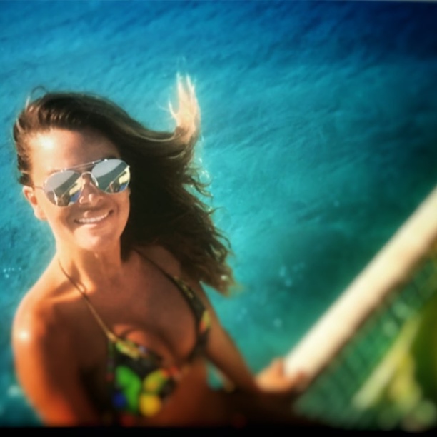 Özlem Yıldız Bikinili