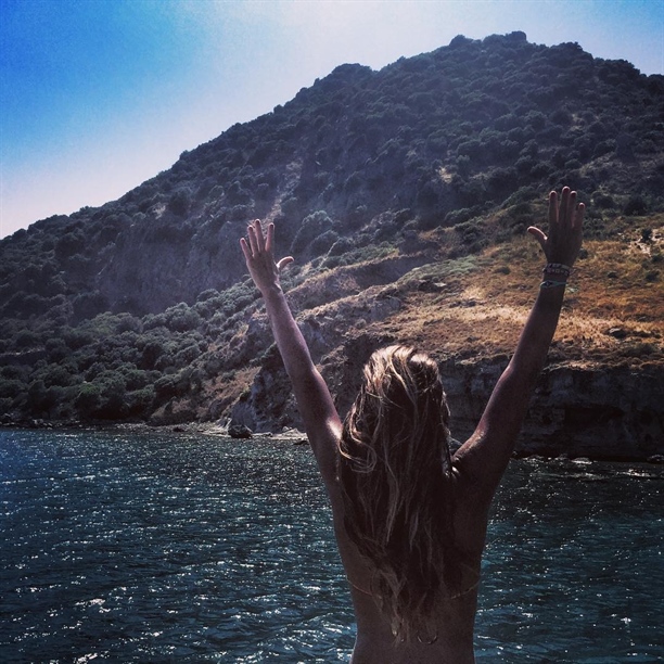 Özlem Yıldız Bikinili