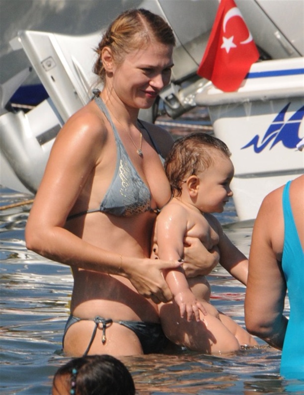 Seçkin Piriler Bikinili
