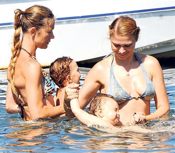 Seçkin Piriler Bikinili