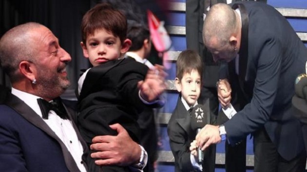 Cem Yılmaz galasına oğlu Kemal'le geldi