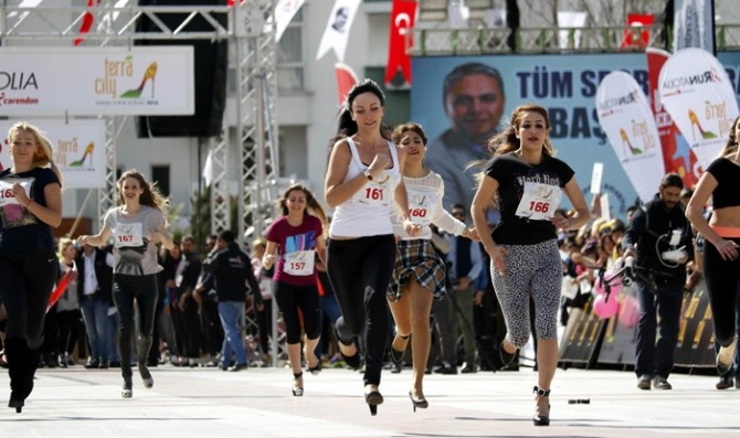 Kadınlar 2 bin lira için yüksek topukla yarıştı